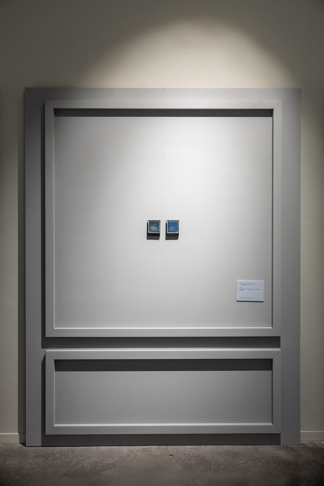 Opere esposte nelle cornici della sala
