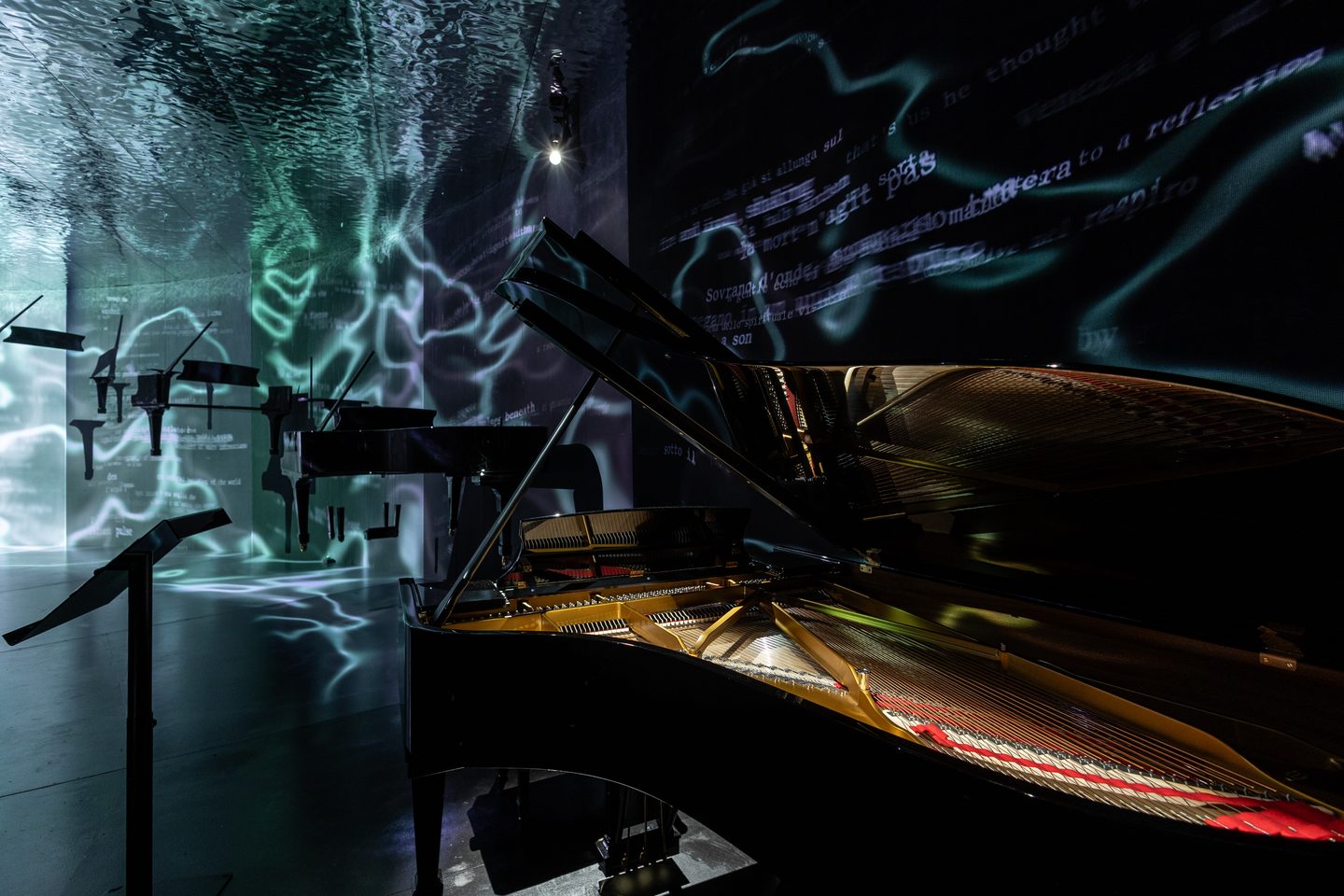 Echo — il piano sotto le proiezioni immersive