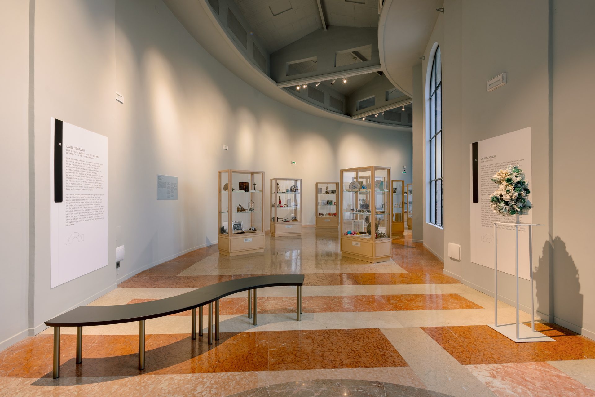 Venetian Diary — la sala del Padiglione Venezia con le teche e la seduta curva