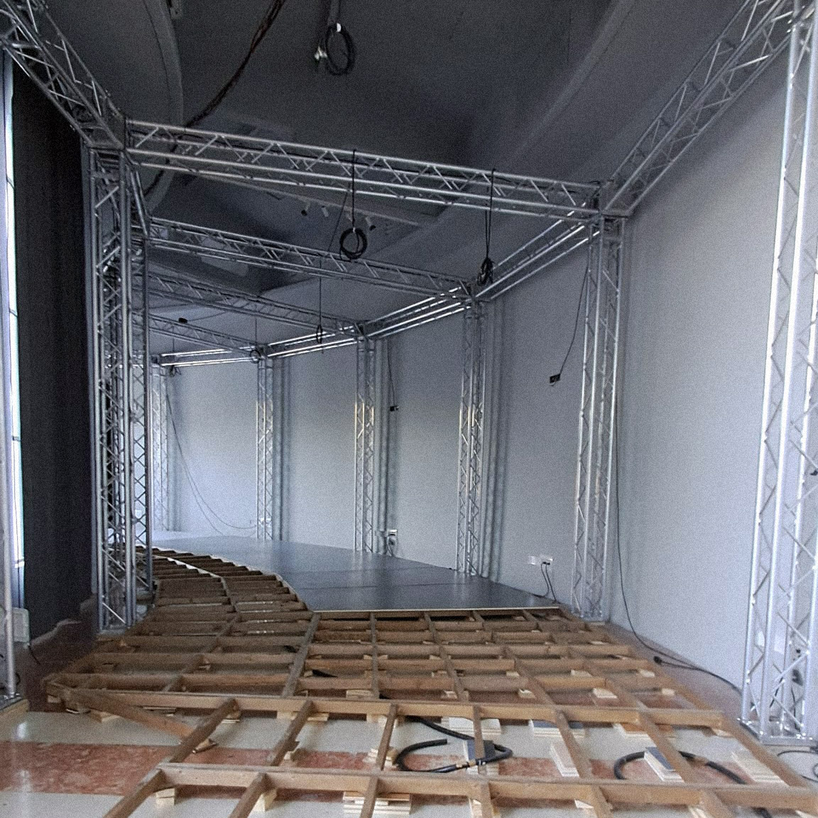 Montaggio delle pareti del set