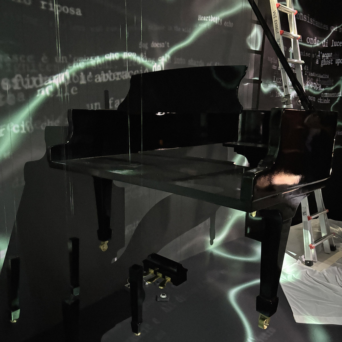 Il pianoforte sul palco in costruzione