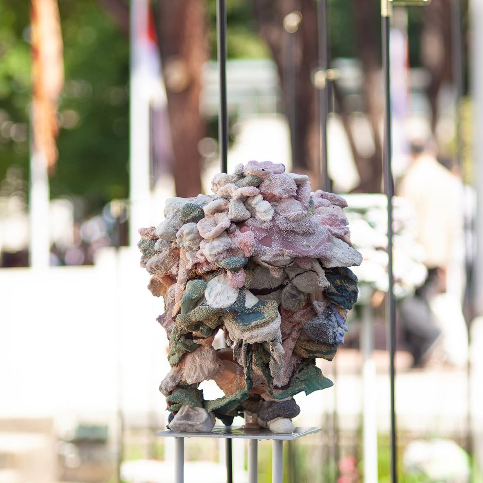 Scultura della serie UG esposta all'aperto