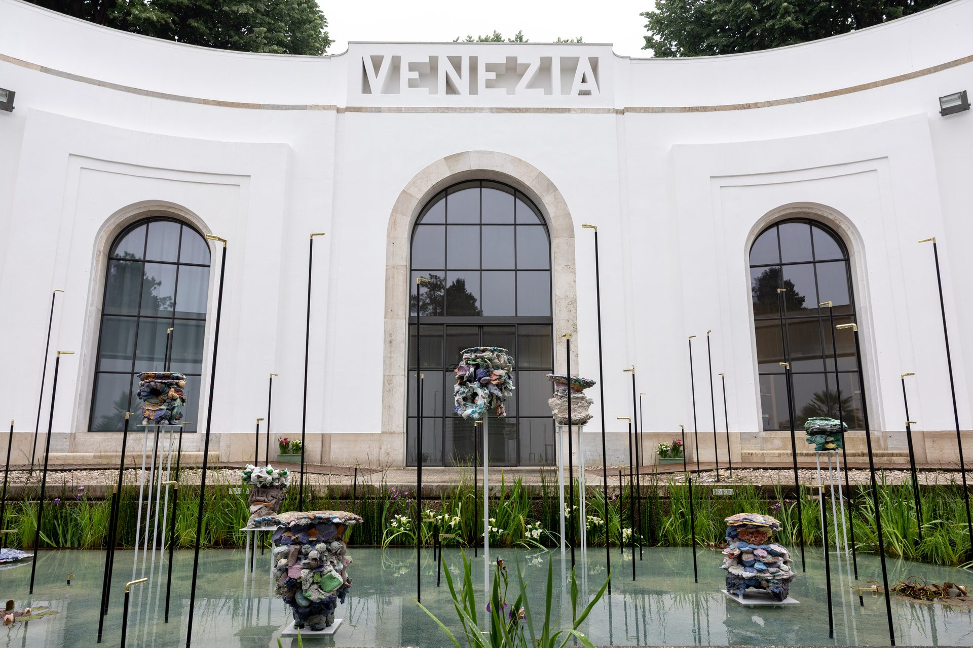 Emersasommersa — le sculture UG nella vasca del Padiglione Venezia
